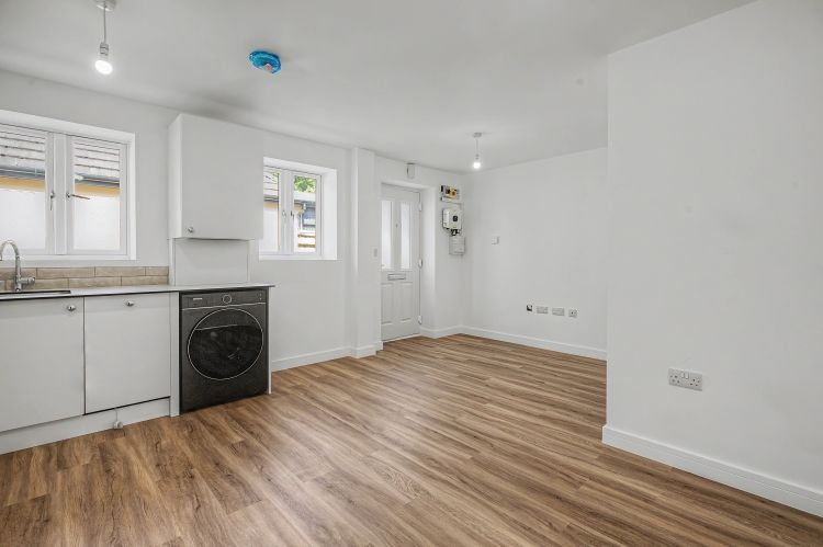 Property photo 1 of 7 327774