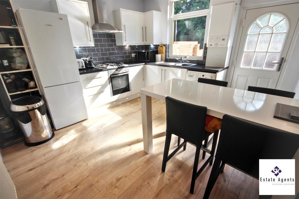Property photo 3 of 18 Dining Kitchen