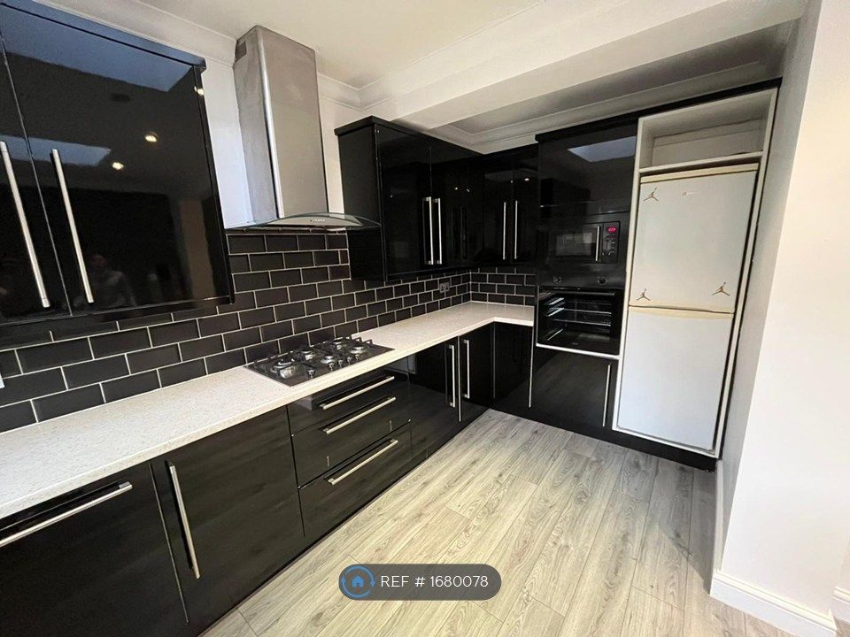 Property photo 3 of 11 Kitchen