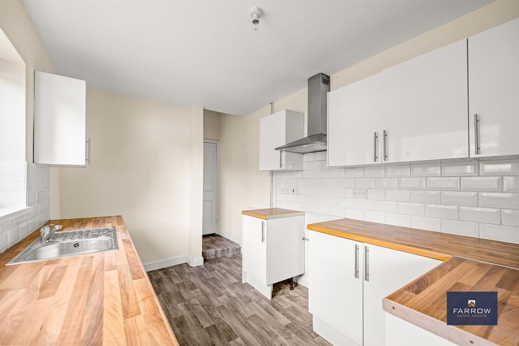 Property photo 3 of 20 Kitchen