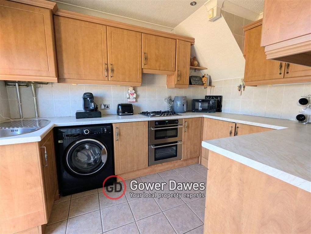 Property photo 2 of 12 Kitchen