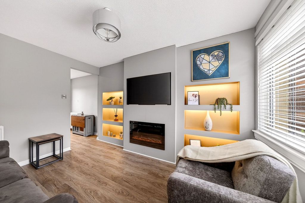 Property photo 3 of 48 Lounge