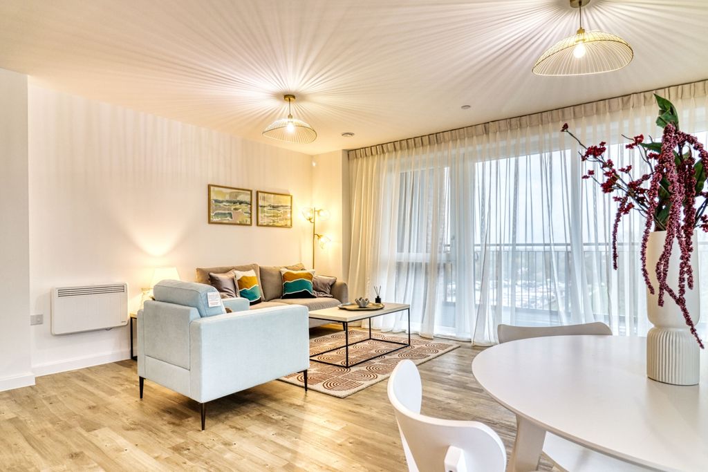 Property photo 3 of 31 Lounge