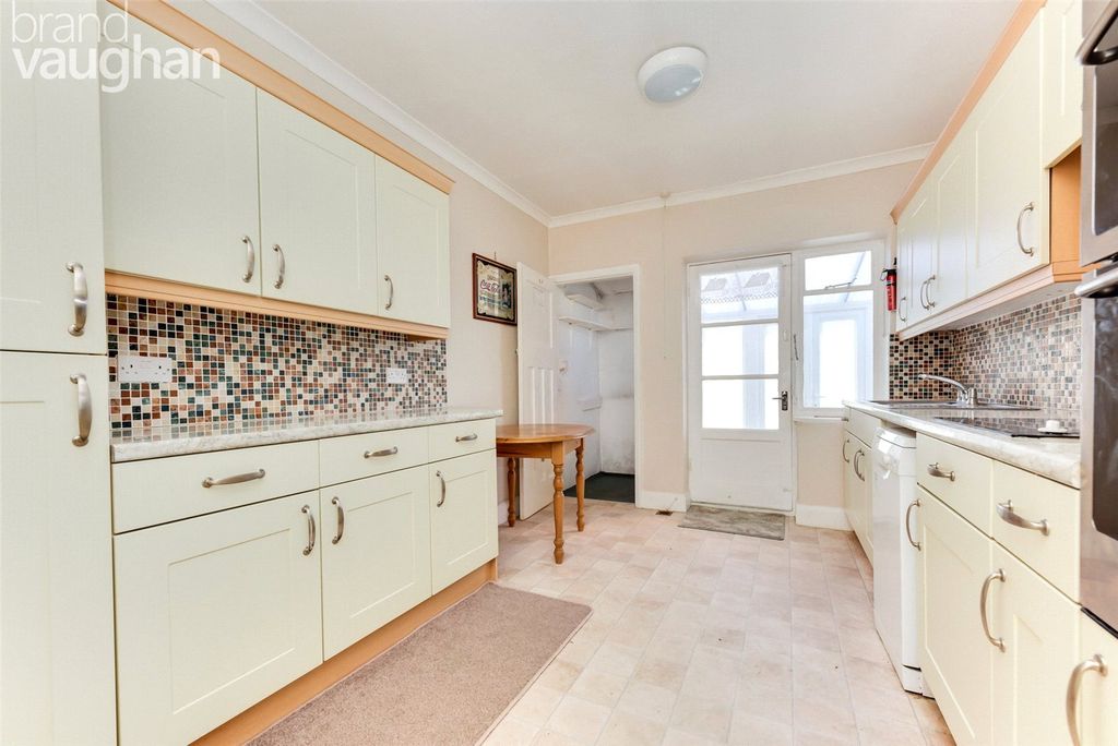 Property photo 2 of 11 Kitchen