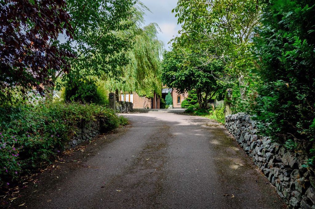 Property photo 1 of 29 Driveway