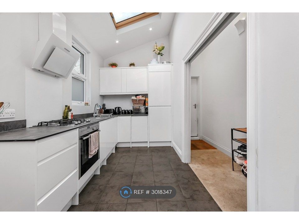 Property photo 3 of 13 Spacious Kitchen With Oven And Washing Machine