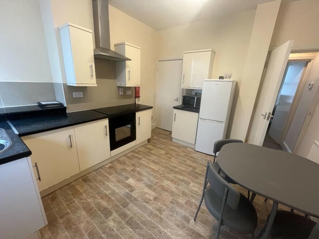 Property photo 1 of 10 Bright And Functional Kitchen With Modern Applianc...