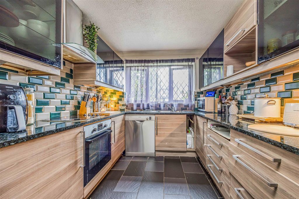 Property photo 3 of 19 Alfrey Close, Southbourne-Small-Porticomarketing-N