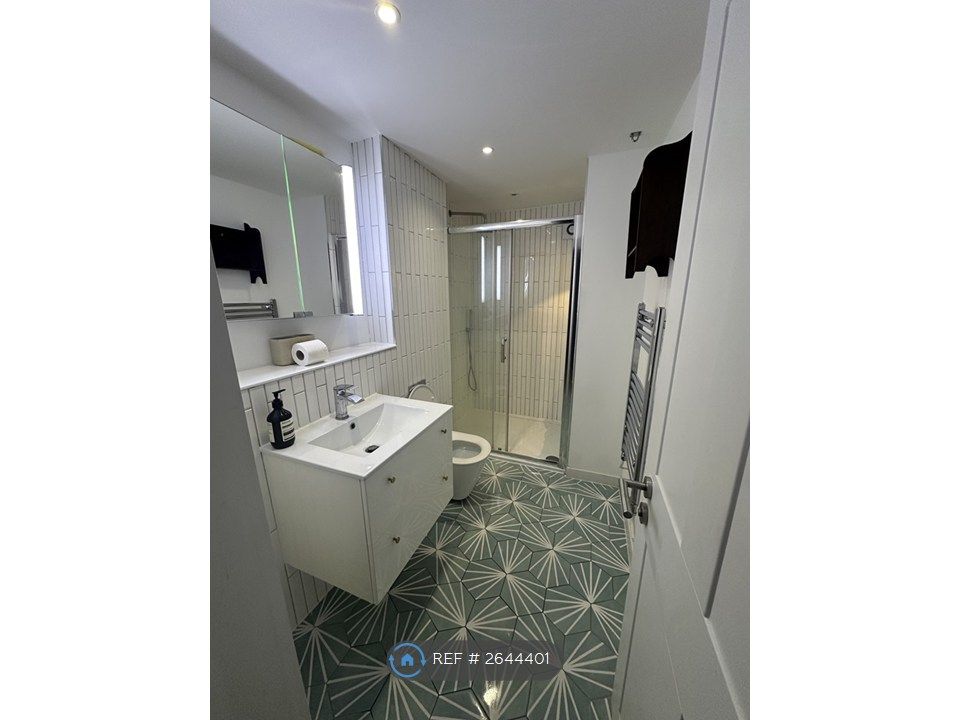 Property photo 2 of 11 Bathroom