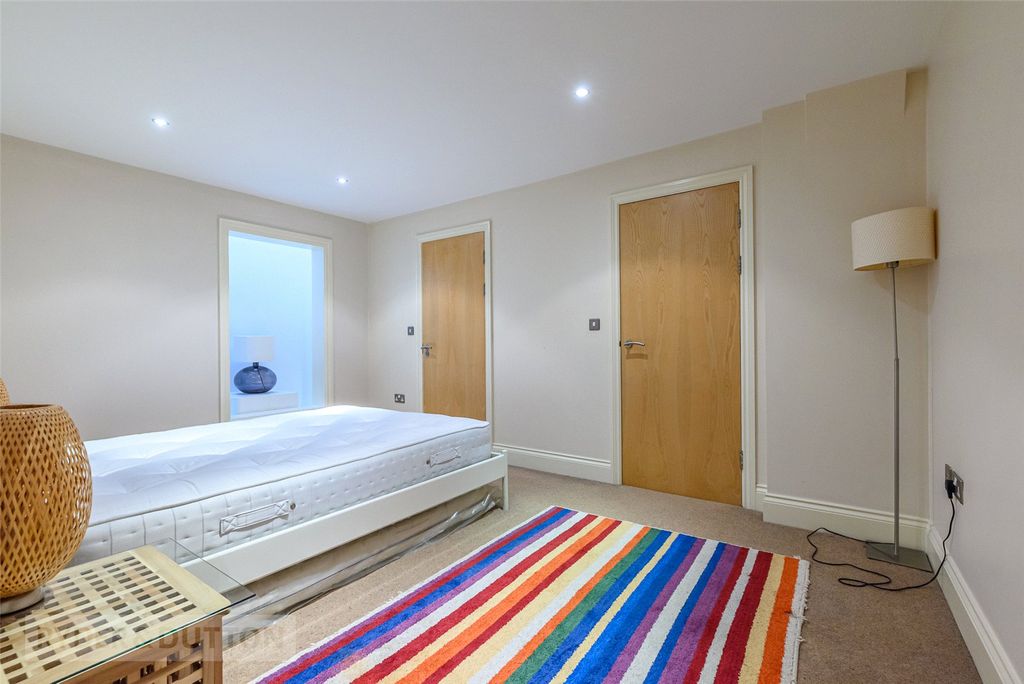 Property photo 2 of 17 Bedroom
