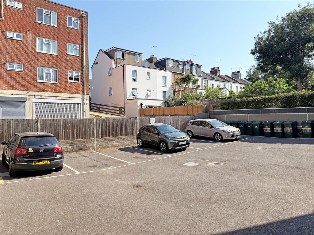 Property photo 3 of 13 8Acparkinga.Jpg