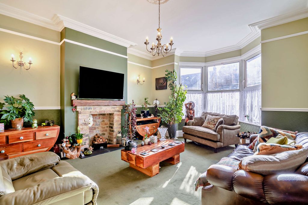 Property photo 1 of 16 Lounge