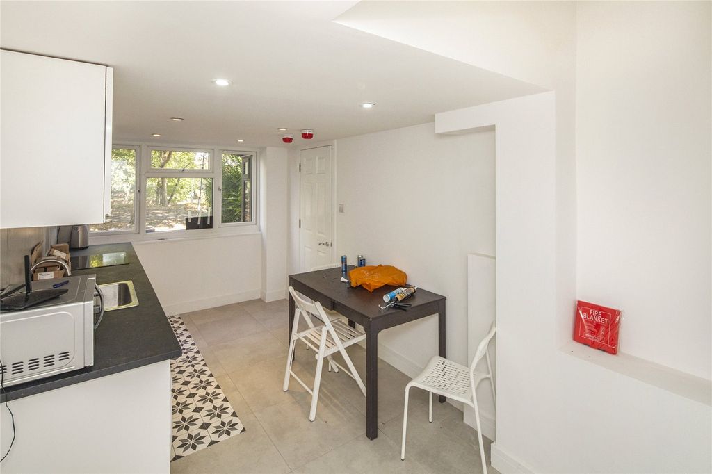 Property photo 3 of 11 Kitchenette