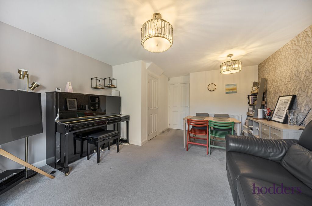 Property photo 3 of 21 c8F3780F-12Ca-4d5...