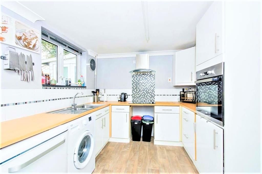Property photo 2 of 6 Kitchen