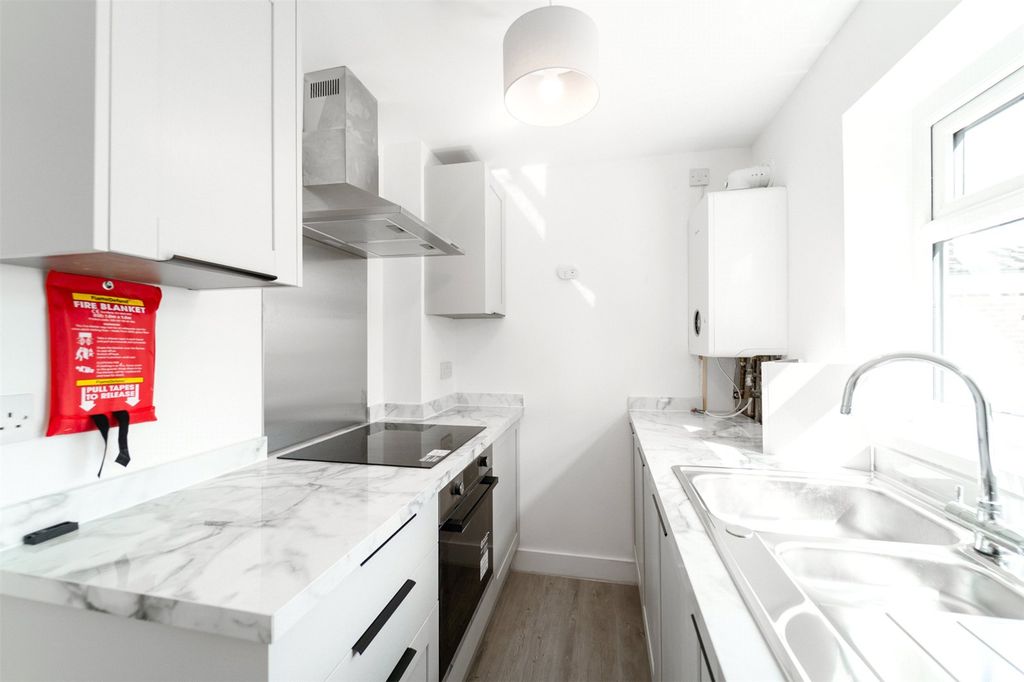 Property photo 3 of 16 Picture No. 12