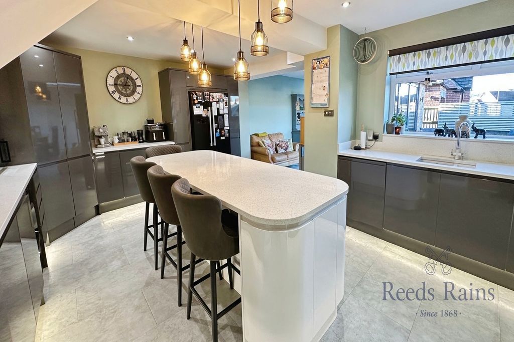 Property photo 2 of 15 Kitchen Breakfast