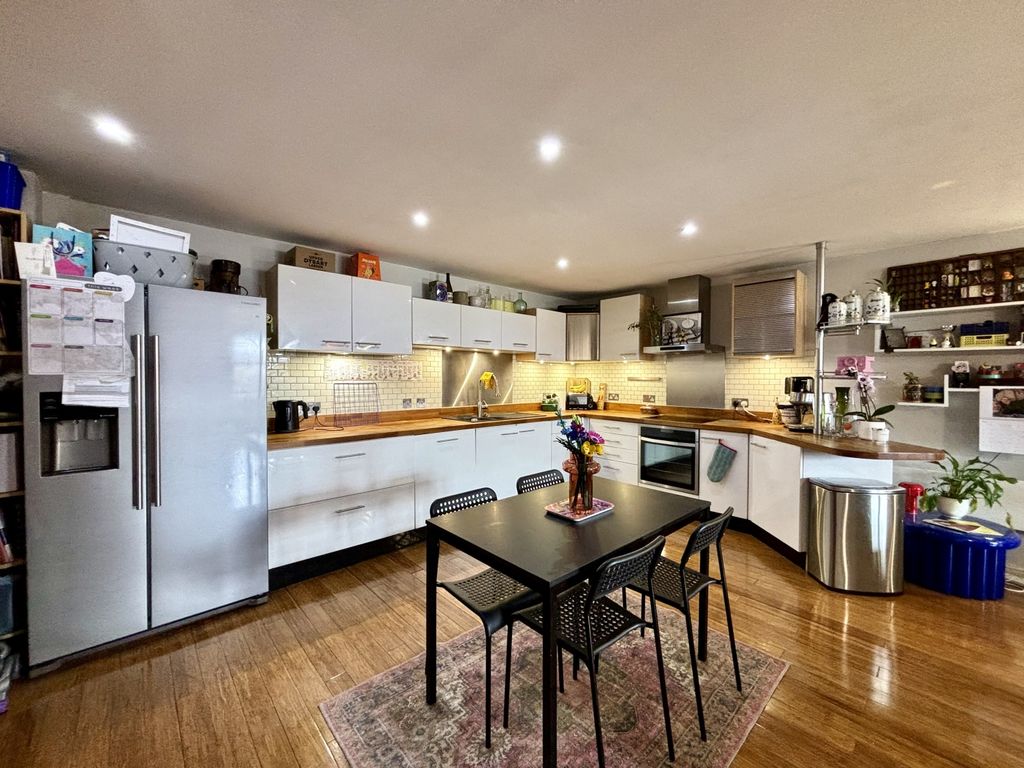 Property photo 1 of 16 Image00011