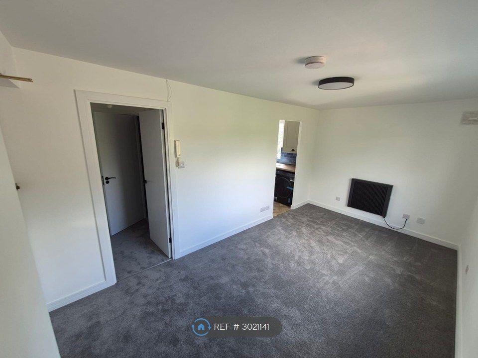Property photo 3 of 6 Lounge/Bedroom