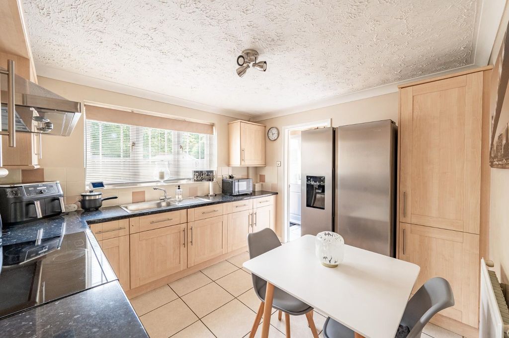 Property photo 3 of 20 Kitchen/Breakfast Room