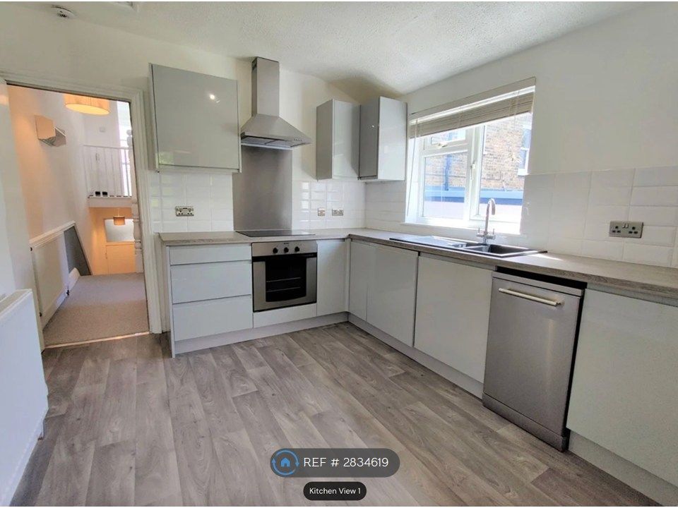 Property photo 3 of 11 Kitchen