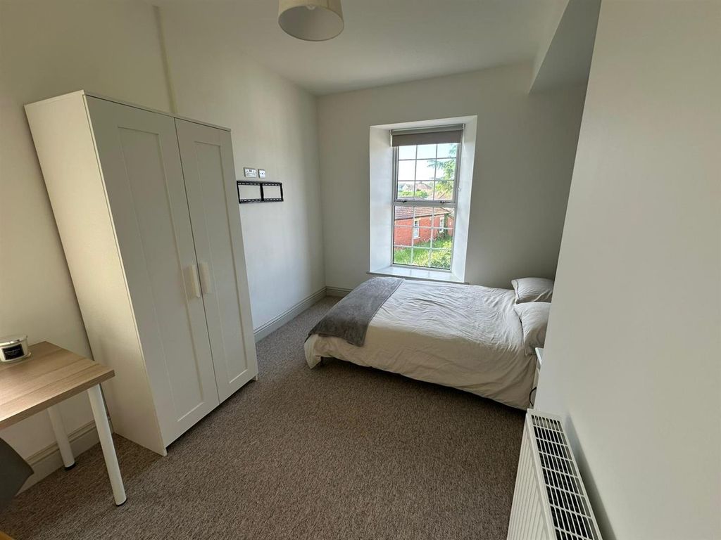 Property photo 3 of 12 886 Fishponds_Room5_2