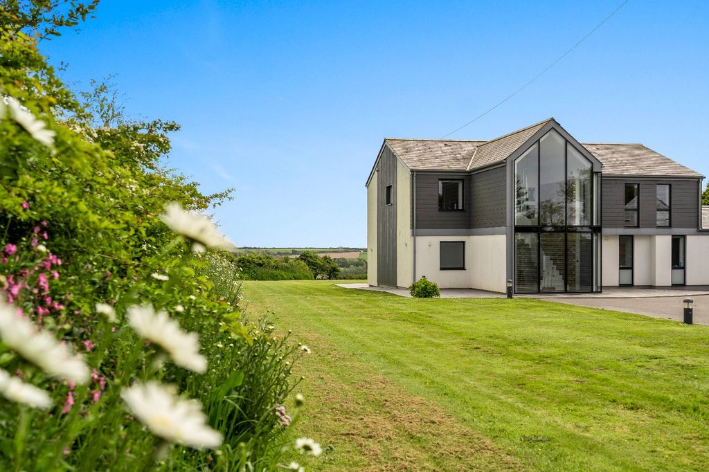 Property photo 3 of 22 Gardens