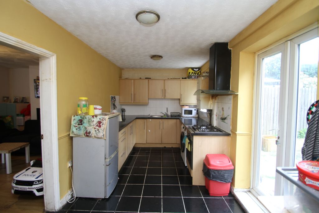Property photo 3 of 11 Kitchen