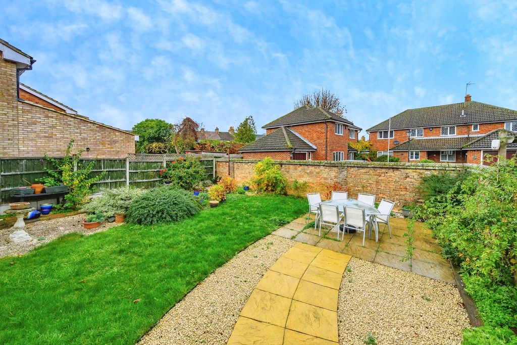 Property photo 2 of 17 Garden