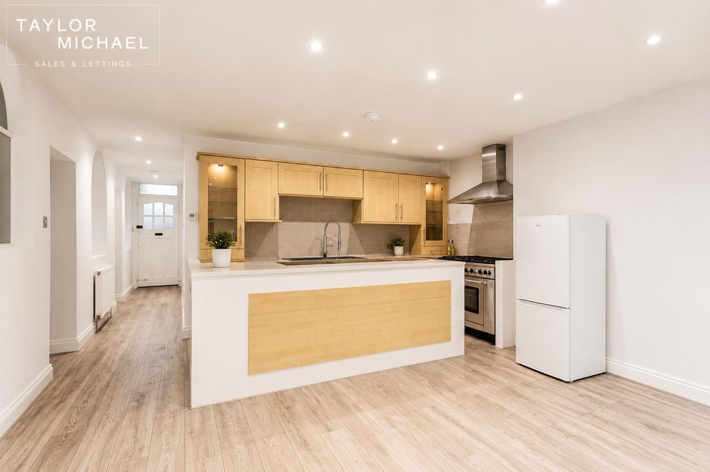 Property photo 1 of 19 Kitchen