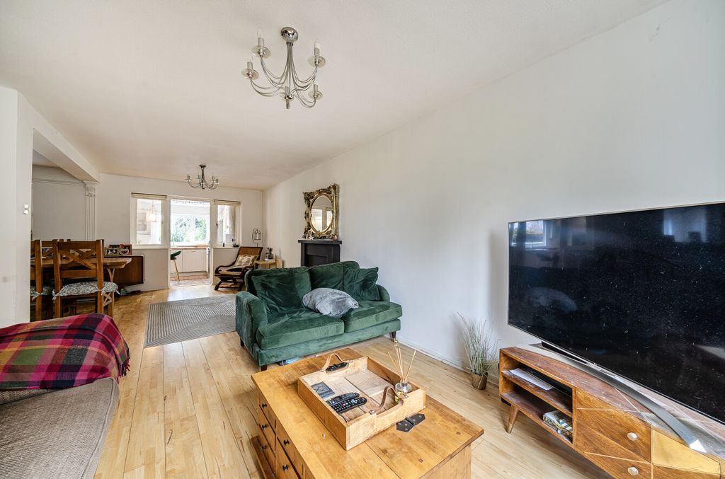 Property photo 3 of 14 Lounge2