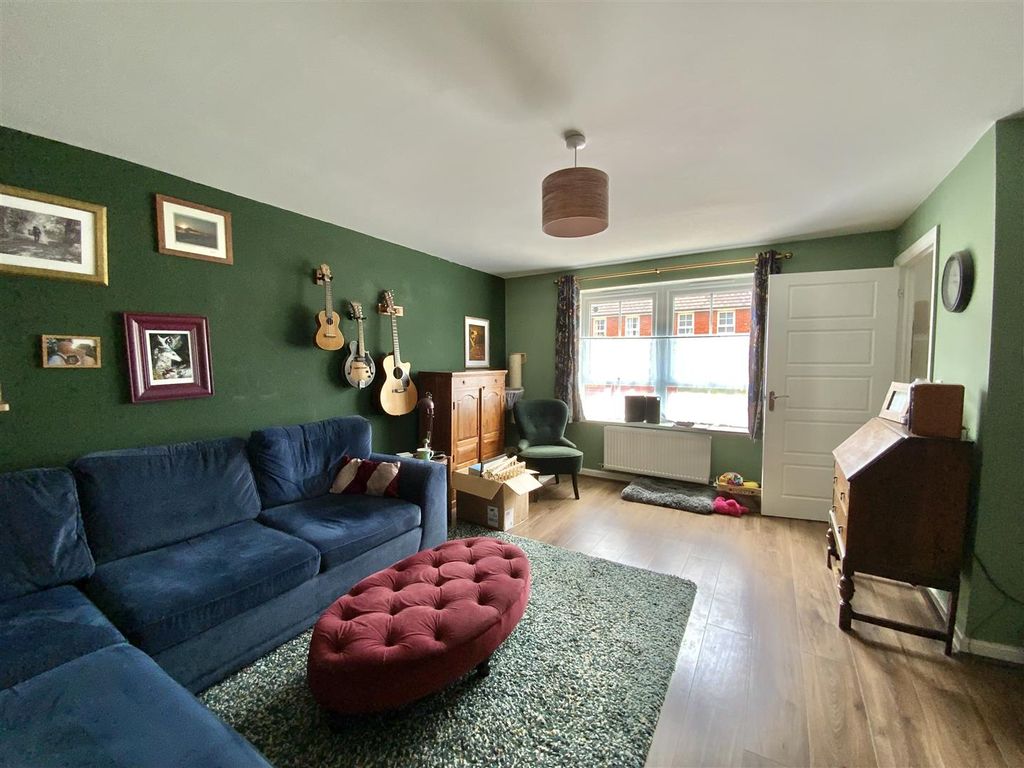 Property photo 3 of 11 Living Room