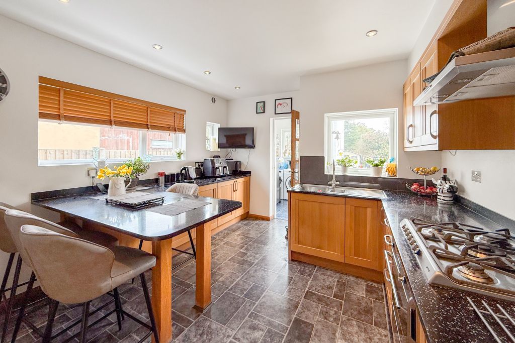 Property photo 3 of 19 Kitchen/Breakfast Room