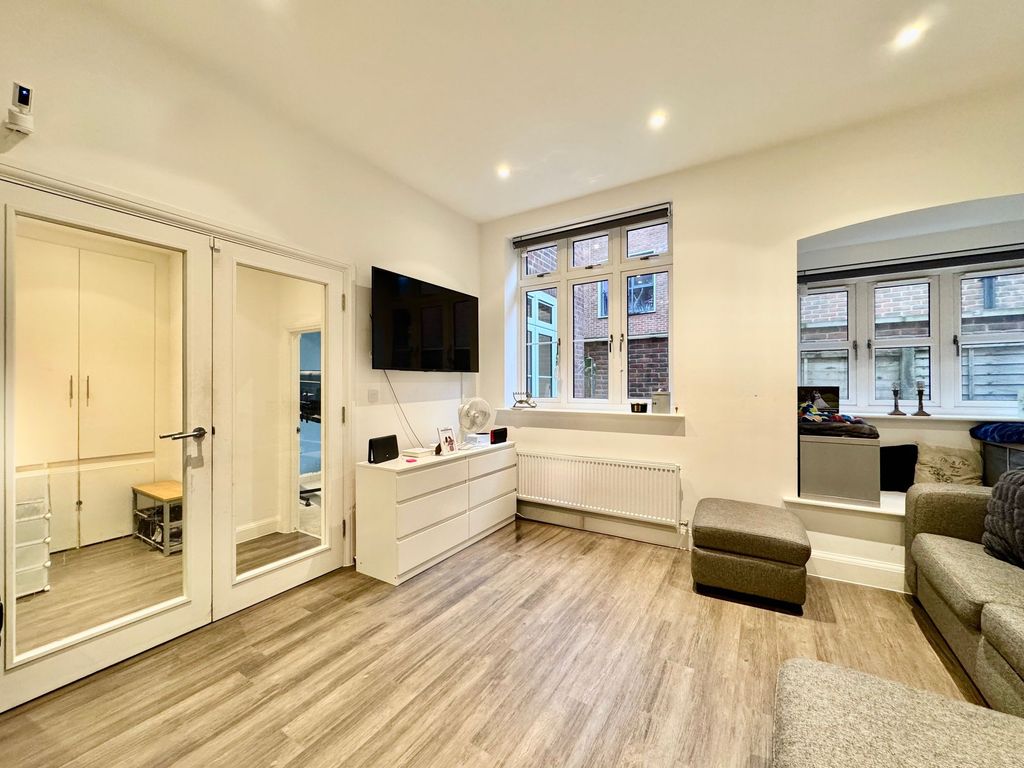 Property photo 1 of 14 Lounge