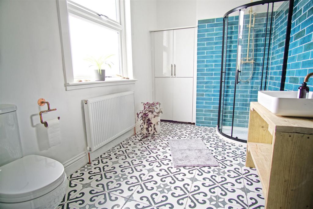 Property photo 3 of 16 Bathroom