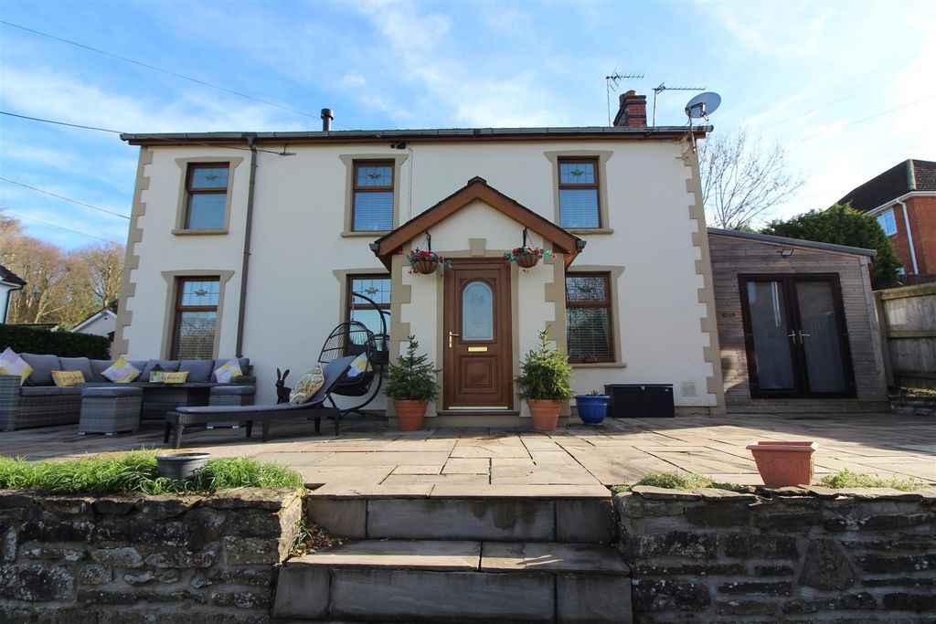 Property photo 1 of 48 Outside