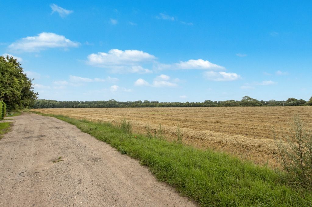 Property photo 3 of 27 4390405