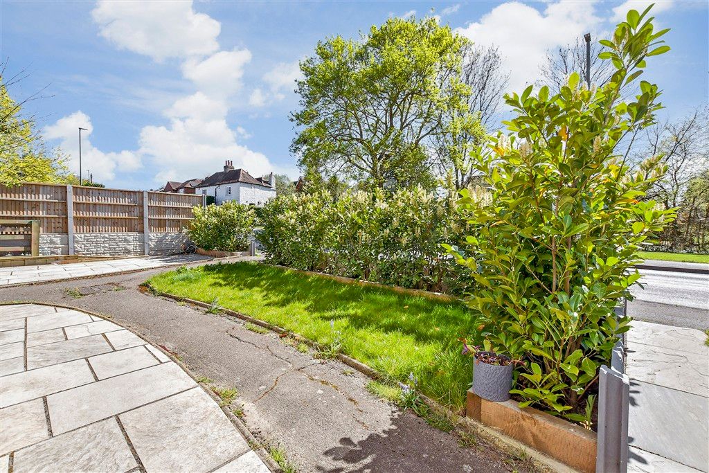 Property photo 1 of 11 Front Garden