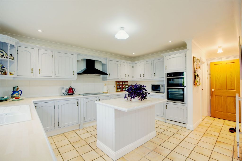 Property photo 2 of 27