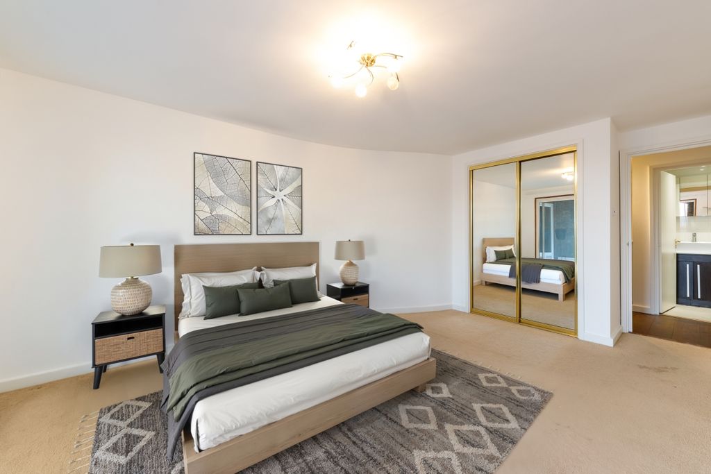 Property photo 3 of 14 St Saviours Wharf...