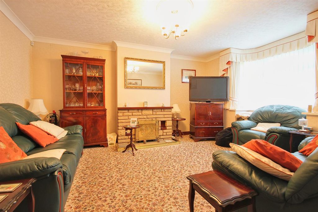 Property photo 3 of 19 Lounge