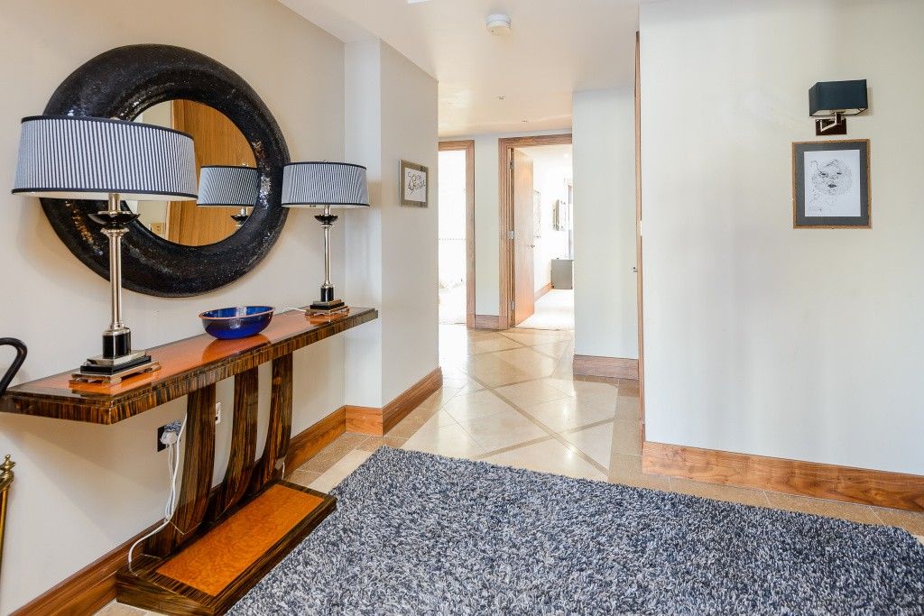 Property photo 3 of 8 Entrance Hall