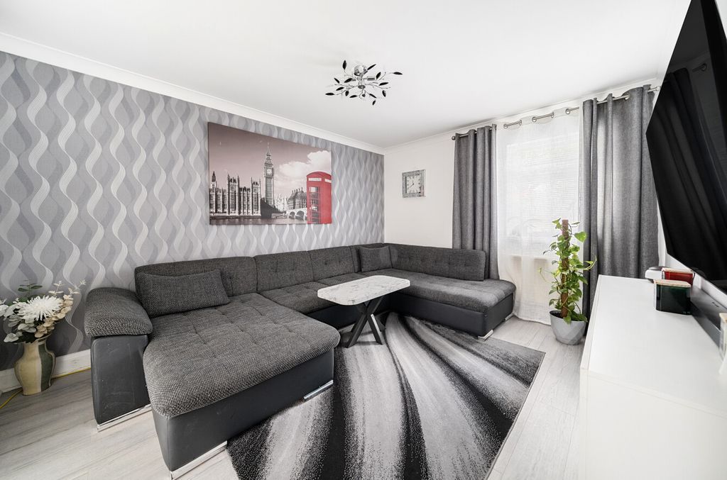 Property photo 3 of 14 1329431-1-687E200...