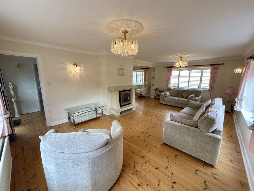 Property photo 3 of 14 Lounge