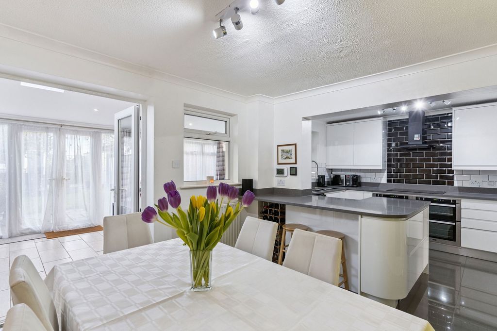 Property photo 2 of 23