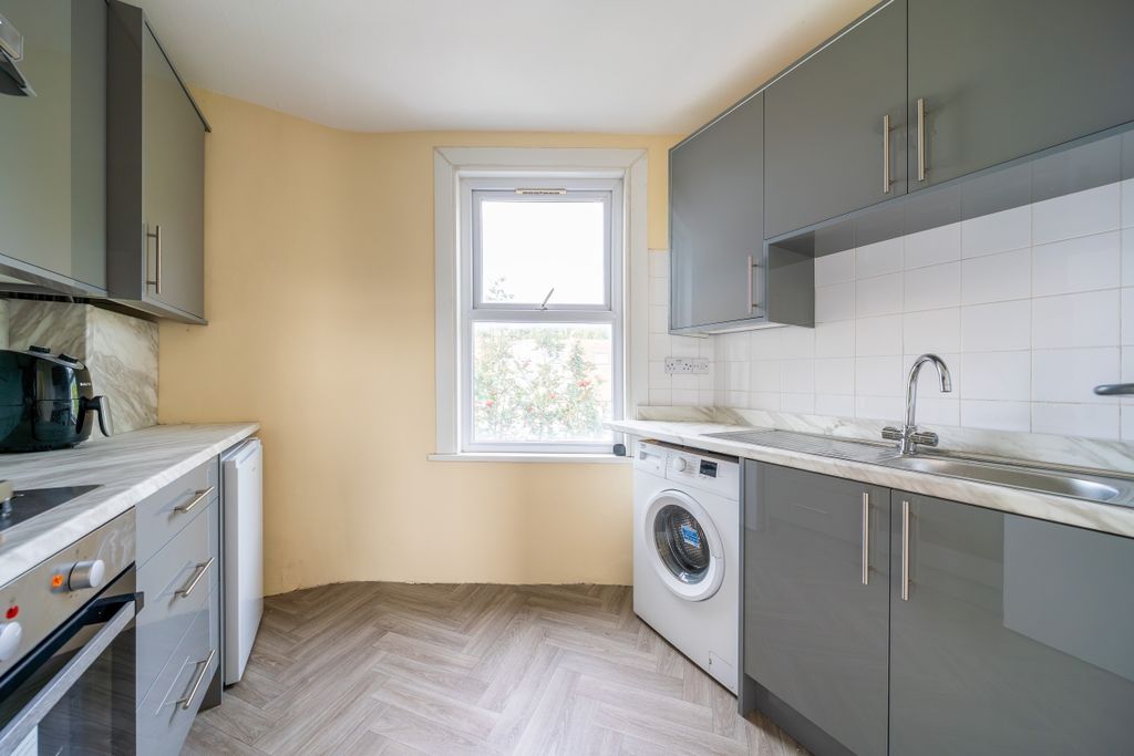 Property photo 2 of 13 2A Barmouth Road 7