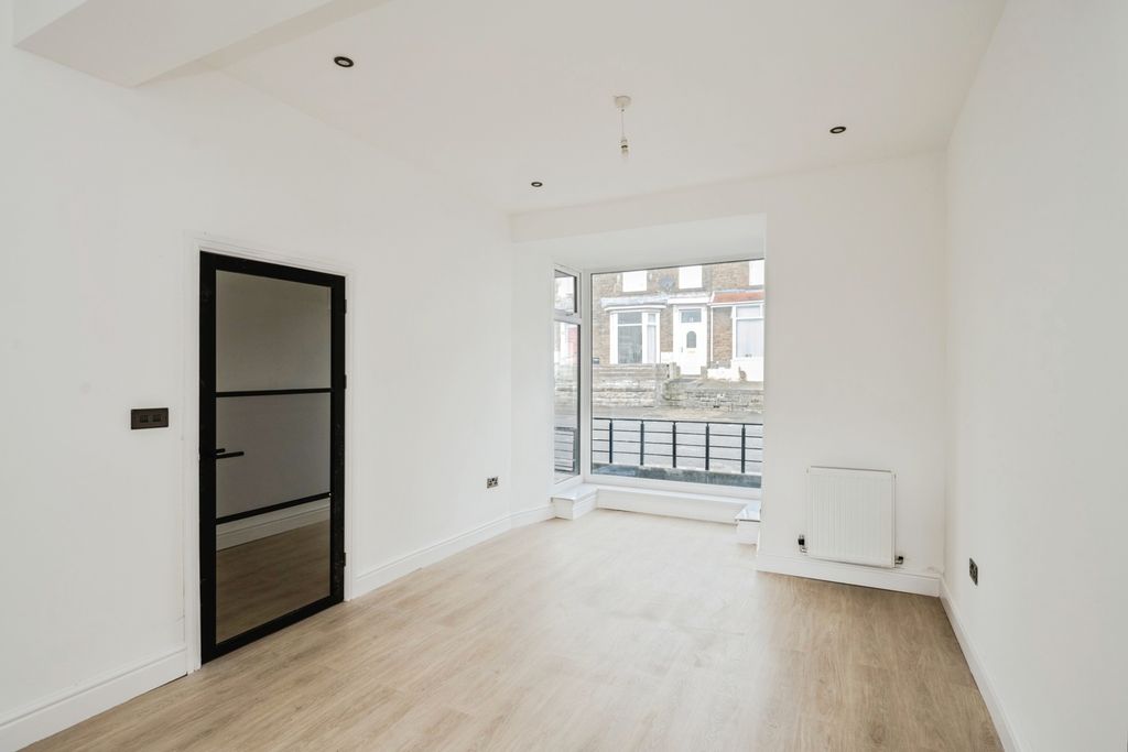 Property photo 2 of 21 Pbox-Img.Jpg