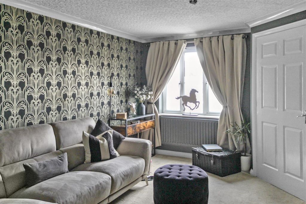 Property photo 3 of 24 Lounge