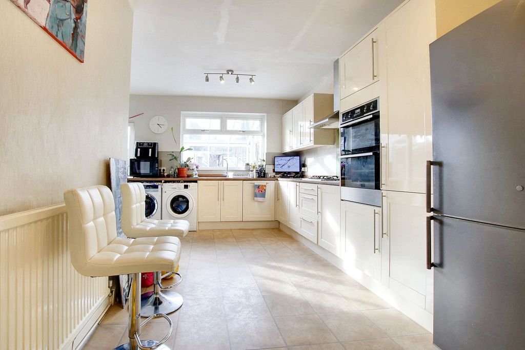 Property photo 1 of 32