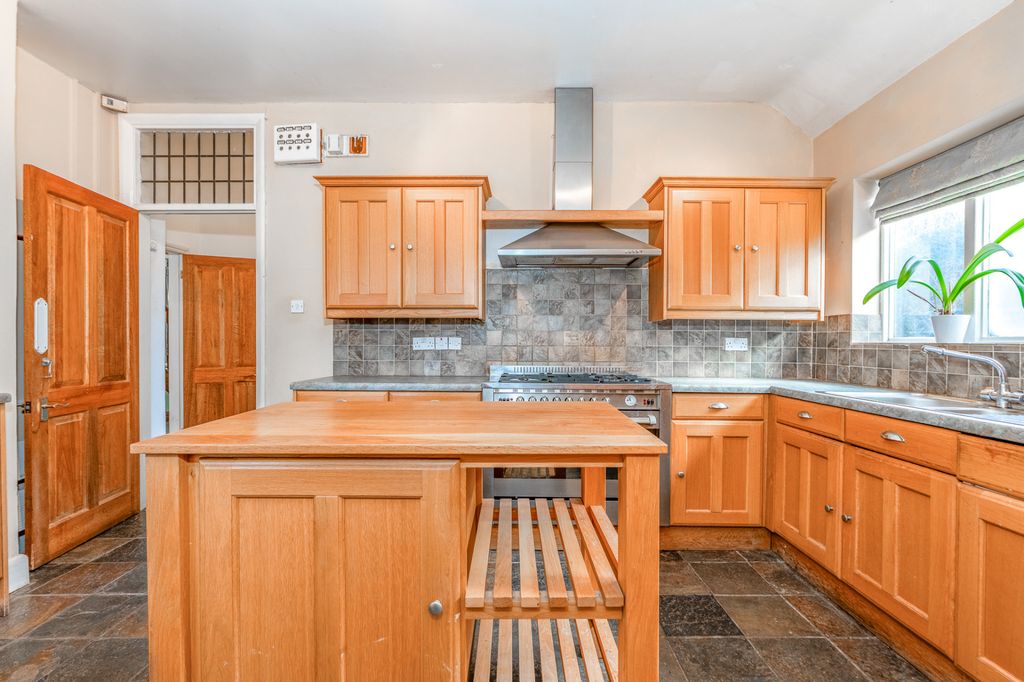 Property photo 3 of 35